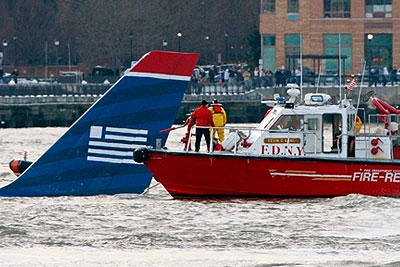 Пассажирский самолет упал в реку Гудзон в Нью-Йорке