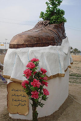 В Ираке установлен памятник ботинку, брошенному в Джорджа Буша