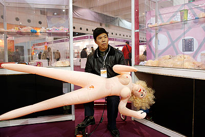 В Шанхае проходит Международная выставка игрушек для взрослых