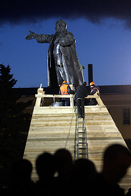 Памятник Ленину закрывают деревянным саркофагом