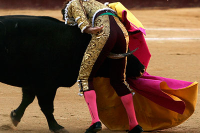 Испанский тореадор проиграл схватку с быком