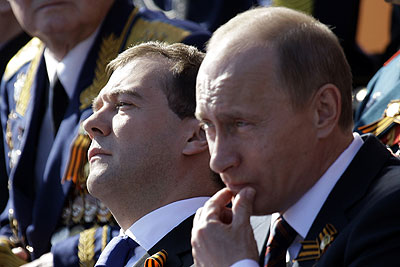 Д.Медведев и В.Путин во время парада Победы в Москве