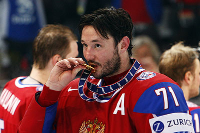 Илья Ковальчук целует "золото"