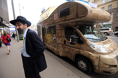 Передвижная синагога "Мицва Мобиль" на улицах Москвы