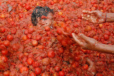 Ежегодный национальный праздник томатов в Испании