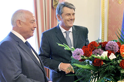 Президент Украины наградил В.Черномырдина орденом