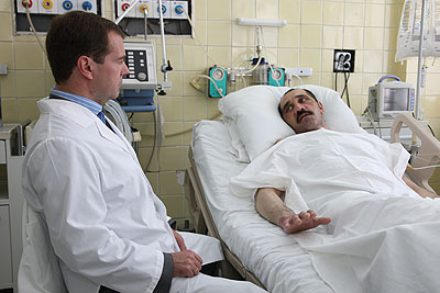 Медведев навестил в больнице президента Ингушетии