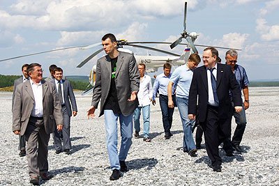Прохоров посетил золоторудное месторождение "Благодатное"