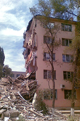 В Астрахани обрушилось общежитие
