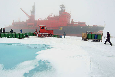 Ледокол "Ямал" провел эвакуацию полярной станции