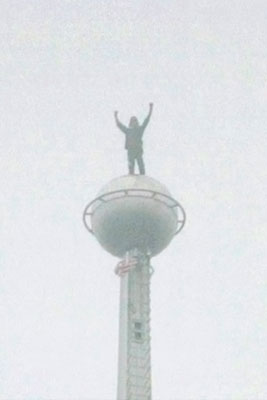 "Человек-паук" поднялся на небоскреб "Петронас" в Малайзии