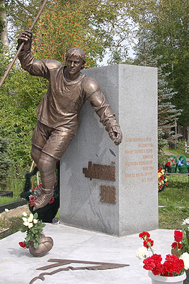 В Омске открыли памятник хоккеисту Алексею Черепанову