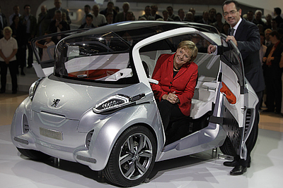 Немецкий канцлер за рулем концепта от Peugeot