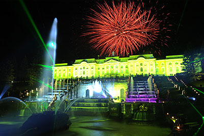 Световое шоу на празднике фонтанов в Петергофе