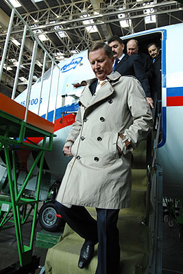 Первый серийный самолет Ан-148 передан авиакомпании ГТК "Россия"