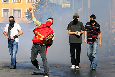 В Стамбуле продолжаются акции протестов против МВФ и Всемирного банка