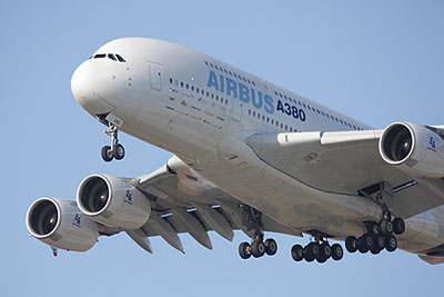 Лайнер Airbus A380 совершил первый рейс в Россию