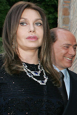 Жена Берлускони требует выплачивать 43 млн евро в год