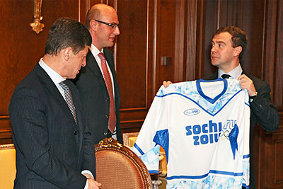 Медведеву вручили майку с символикой Олимпиады-2014