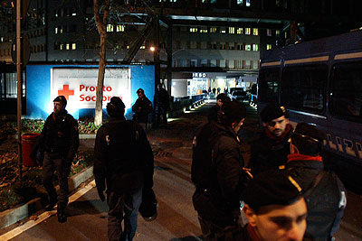 На Сильвио Берлускони напали на площади в Милане, он госпитализирован