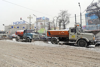 На улицах Москвы ведется борьба со снегом