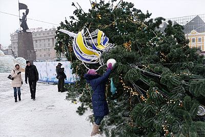 Во Владивостоке упала главная городская новогодняя елка