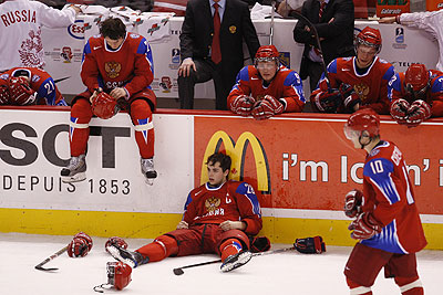 Российские хоккеисты переживают поражение от Канады
