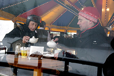 Медведев и Путин покатались в "Красной Поляне" на лыжах и снегоходах