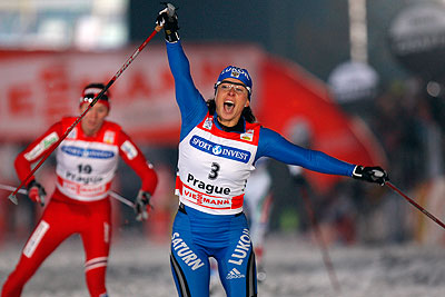 Наталья Коростелева празднует победу в спринте на 1,2 км