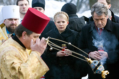 Ющенко и Тимошенко возложили венки к памятному знаку Героям Крут