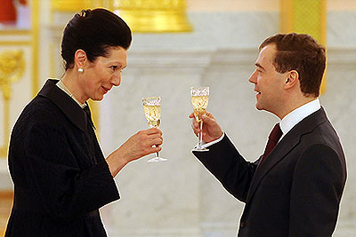Медведев получил верительные грамоты от послов разных стран