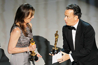 Кэтрин Бигелоу получает награду за "Лучшего режиссера"