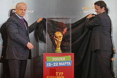 Кубок Мира ФИФА привезли в Санкт-Петербург