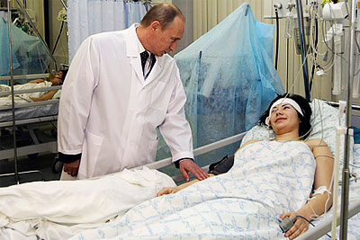 Путин навестил пострадавших от терактов в Боткинской больнице