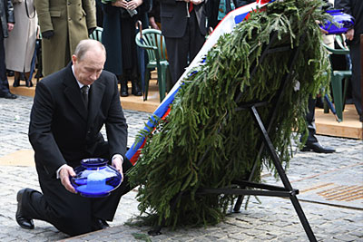 Путин посетил мемориальный комплекс в Катыни