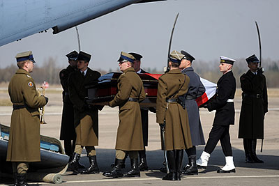 Самолет с телом Леха Качиньского вылетел в Варшаву