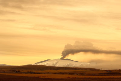 Извержение вулкана Эйяфьятлайокудль пошло на убыль