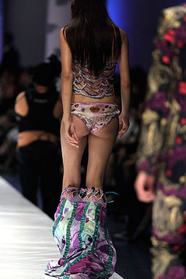 На доминиканской Неделе моды модель потеряла юбку