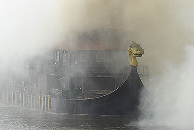 В Москве выгорел полностью плавучий ресторан "Викинг"