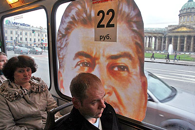 Автобус с портретом Сталина в Санкт-Петербурге