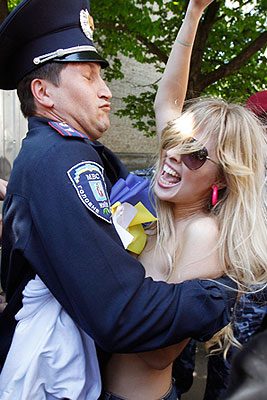 "Femen" выступили в поддержку "синих ведерок"