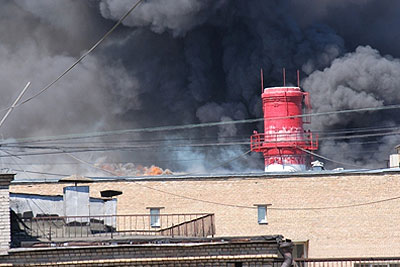 Пожарные остановили распространение огня в здании НПО "Алмаз-Антей"