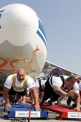 В Ульяновске атлеты сдвинули на несколько метров самолет "Ан-124 Руслан"