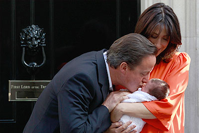 Премьер-министр Великобритании показал журналистам свою новорожденную дочь