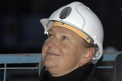 Елена Батурина во время установка монумента "Рабочий и колхозница" на ВВЦ