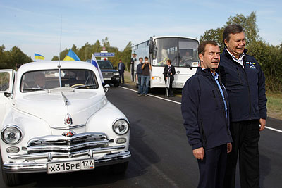 Медведев и Янукович вышли на трассу автопробега