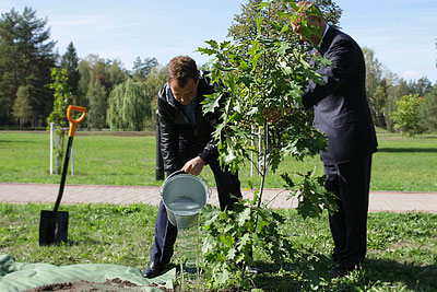 Президент России Дмитрий Медведев и "Партизанская поляна"