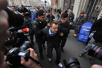 Акция протеста активистов сексменьшинств против Лужкова
