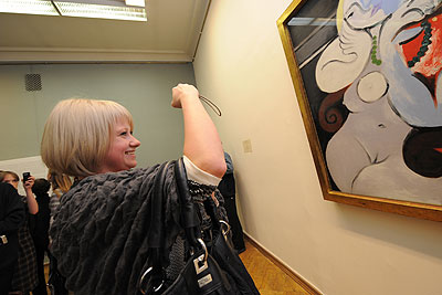 Выставка картины Пикассо "Обнаженная в красном кресле" в Эрмитаже