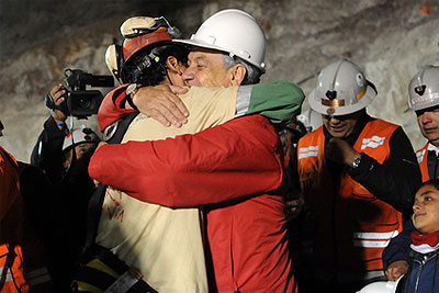 В Чили эвакуирован первый шахтер